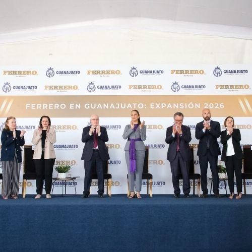 Directivos de la empresa junto a representantes gubernamentales.