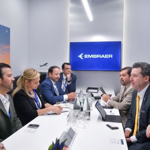 Directivos de GKN Aerospace y autoridades estatales durante la puesta en operación del nuevo edificio de manufactura en Chihuahua.