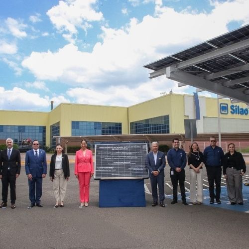 Autoridades estatales y directivos de General Motors inauguraron el sistema de paneles solares del Complejo Silao, una iniciativa que impulsa la transición energética de la compañía.