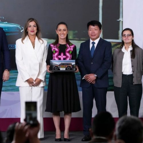 Directivos de Kia México y autoridades federales presentaron detalles de la nueva inversión.