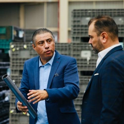 Directivos de T+H Automotive y autoridades municipales participaron en la inauguración de la expansión de la planta en Tlajomulco.