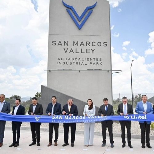 Directivos de Lintel y representantes gubernamentales durante la inauguración de la primera etapa del parque industrial.