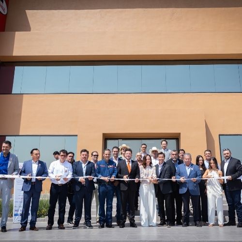 Directivos y representantes gubernamentales durante la inauguración de la nueva planta.