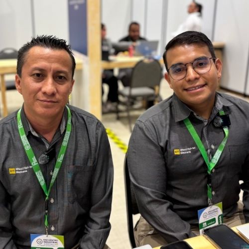 Gerardo Olvera, gerente de compras de Mitsui High-tec Mexicana y Giovanni Rangel, comprador de la empresa.