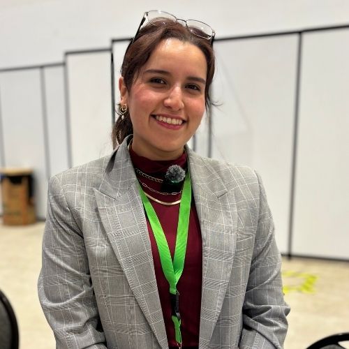Abril Longoria, compradora de directos en la empresa U-Shin Autoparts de México.