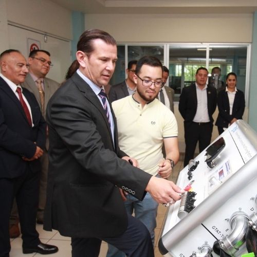 El laboratorio cuenta con plataformas para prácticas en motores eléctricos, controladores, sistemas de baterías y vehículos eléctricos.