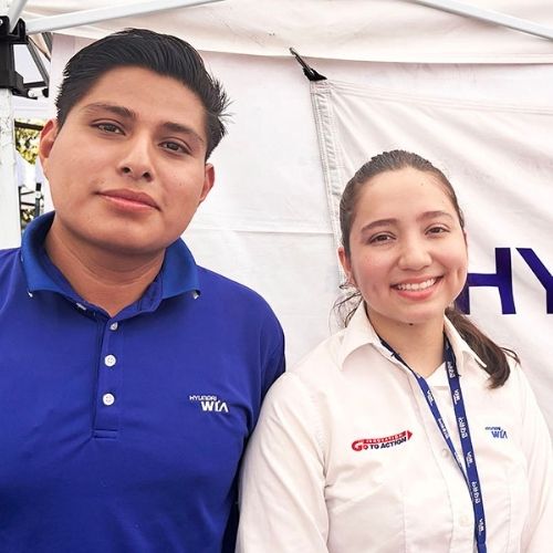Carolina Rojas y Roberto Martínez, representantes de reclutamiento de Hyundai WIA.