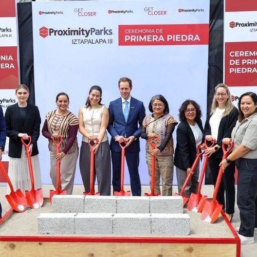 Representantes de ProximityParks y autoridades de la Ciudad de México durante la colocación de la primera piedra de Iztapalapa III.