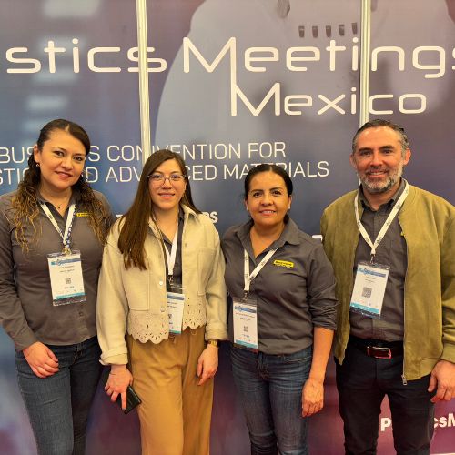 Edith González, Roxana Araujo, Maribel González y Alberto Olvera del área de compras en CNH de México.