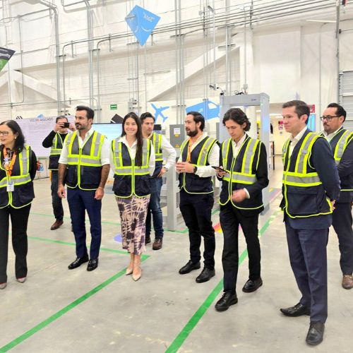 La inauguración fue encabezada por la titular de la SEDECO, Manola Zabalza Aldama; el secretario de Metrópolis, Alejandro Encinas Rodríguez; y directivos de Amazon, entre ellos, la directora general de Amazon Logística, Diana Frances.