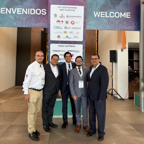 La inauguración del evento fue acompañada por Arturo Guerrero Gómez, director de Desarrollo Sustentable del Estado de Querétaro; Arturo Nava, presidente del Clúster de Plásticos de Querétaro; y Pedro Tapia, director de ABE México.