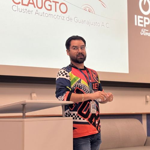 Gustavo Martínez, gerente de Entrenamiento y Desarrollo de Ford en Irapuato, Guanajuato, mostró el interior de la planta, la cual cuenta con alta tecnología.