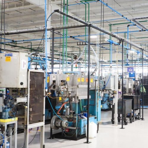Directivos de Tenneco y representantes gubernamentales durante la inauguración de la nueva línea de producción.