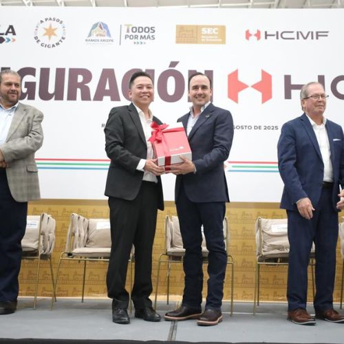 Directivos de HCMF y representantes gubernamentales durante la inauguración de la nueva planta.