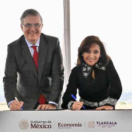 El secretario de Economía, Marcelo Ebrard, firmó un convenio con la gobernadora de Tlaxcala, Lorena Cuéllar.