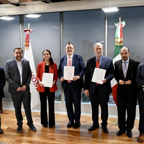 Representantes gubernamentales y representantes del sector automotriz, anunciaron la fase de capacitación para 55 pymes mexicanas.