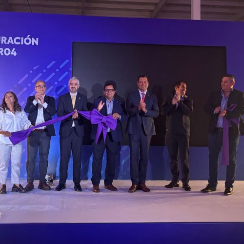 Al corte de listón, acudieron autoridades estatales en materia de economía, directivos de la empresa, proveedores, clientes, e invitados especiales.