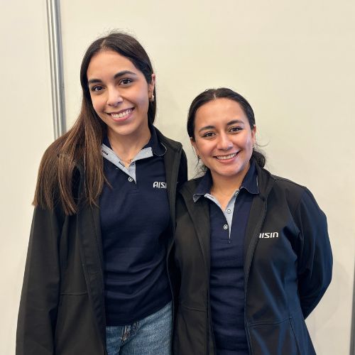 María Fernanda Sotelo, especialista de resinas y Magdalena Villalpando, jefa de nuevos proyectos en desarrollo de Aisin North America.