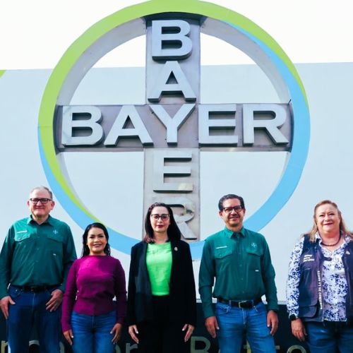Representantes gubernamentales y directivos de Bayer en el anuncio de inversión en el país durante los próximos cinco años.