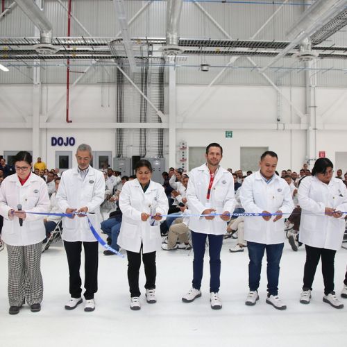 Directivos y representantes gubernamentales durante la inauguración de la expansión de Hella.
