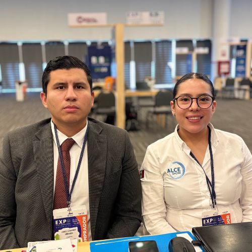 Eduardo Miranda, comprador y María Santos, encargada de Compras de Alce Shore en Querétaro.