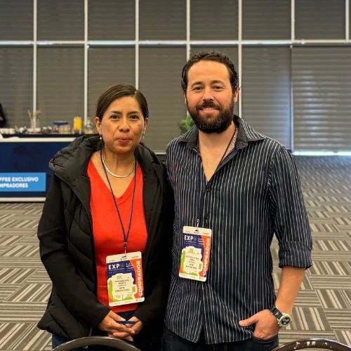 Patricia Bautista, compradora y José de la Torre, comprador de MRO de Mitchell Plastics.