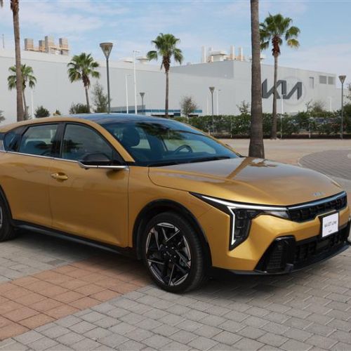 El gobernador de Nuevo León, Samuel García, y el presidente de Kia México, Young Sam Kim, con un Kia K4 Hatchback destinado al mercado británico.