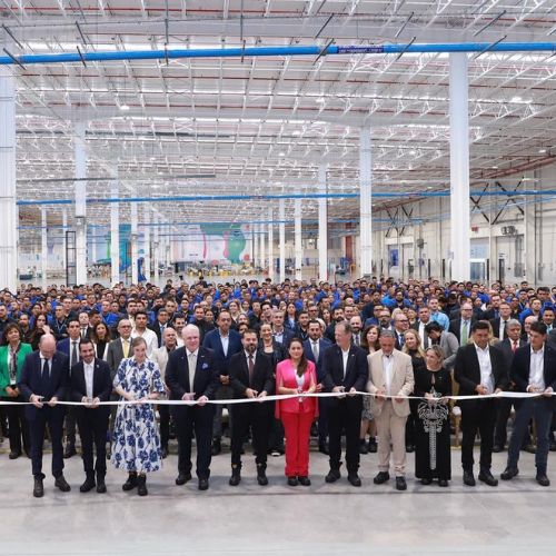 Directivos de la compañías y representantes gubernamentales de Aguascalientes durante el evento inaugural.