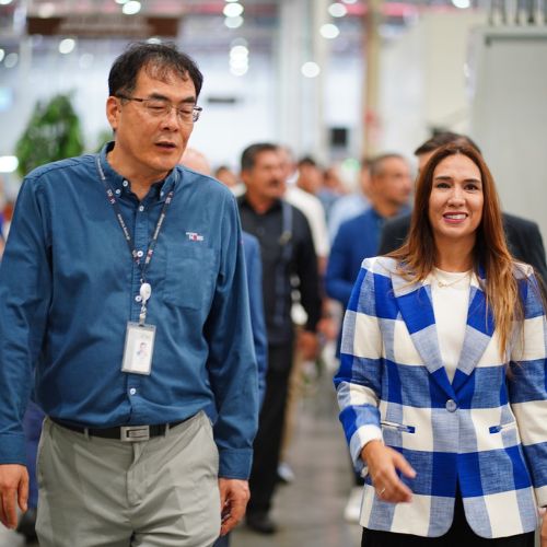 Directivos de Hyundai Mobis y representantes gubernamentales durante la expansión.