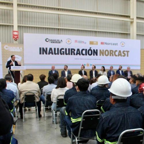 José Francisco Clariond, director general de Norcast, junto con representantes de Norcast y autoridades estatales, durante el corte de listón inaugural de la nueva planta.