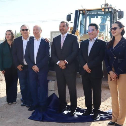 Tras la colocación de la primera piedra, se reunieron autoridades locales y directivos de la compañía.
