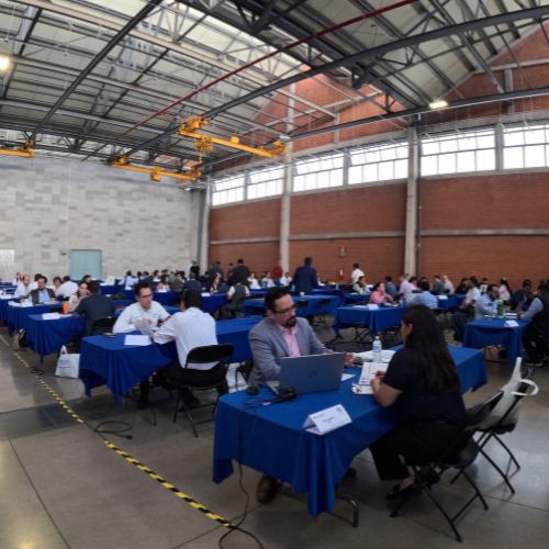 Directivos y representantes gubernamentales en el evento automotriz en Aguascalientes.