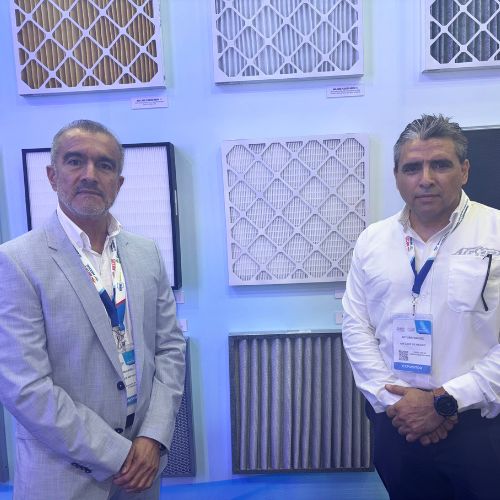 Oscar Eduardo Ricardo, gerente de ventas de Air Care  y Arturo Valdés, director de operaciones de Aire Care en Nuevo León.