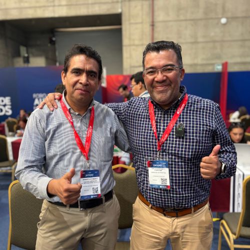 Carlos Enríquez Rodríguez, commodity manager y Heriberto Hernández, gerente general de la planta de Panasonic Automotive.