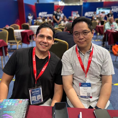 Juan Enrique Silvestre Villareal, comprador de proyectos y Koonon Tsui, director de Taxan Swe.