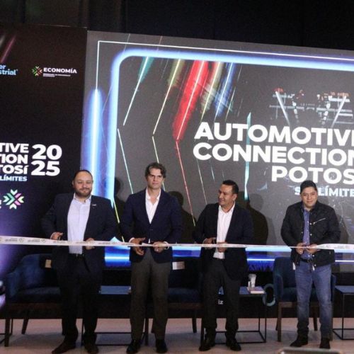 En la ceremonia protocolaria estuvieron presentes directivos de grandes compañías, así como representantes de la industria y de gobierno estatal.