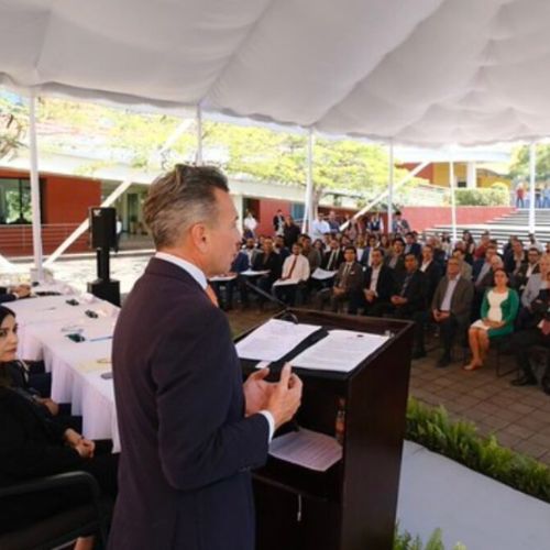 Autoridades del Gobierno de Jalisco y del Cinvestav durante la firma del convenio para la creación del Parque Estatal de Diseño de Semiconductores.
