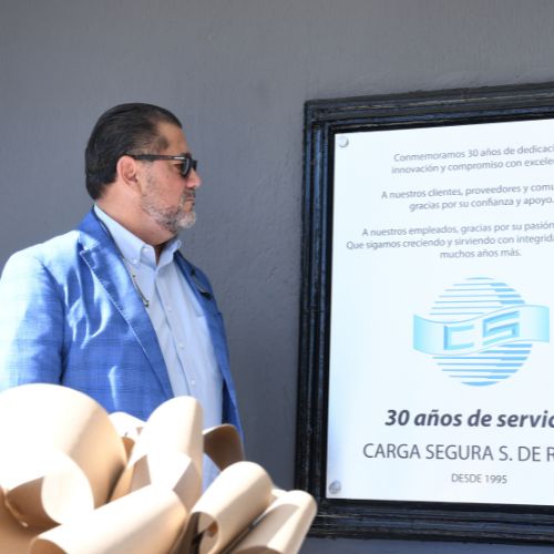 Ramiro Robles García, CCO de Carga Segura, durante la develación de la placa inaugural.