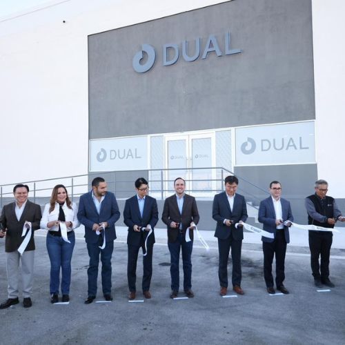 Directivos de Dual Borgstena y autoridades estatales celebran el arranque de operaciones de la nueva planta en Monclova, destinada a la fabricación de vestiduras automotrices.