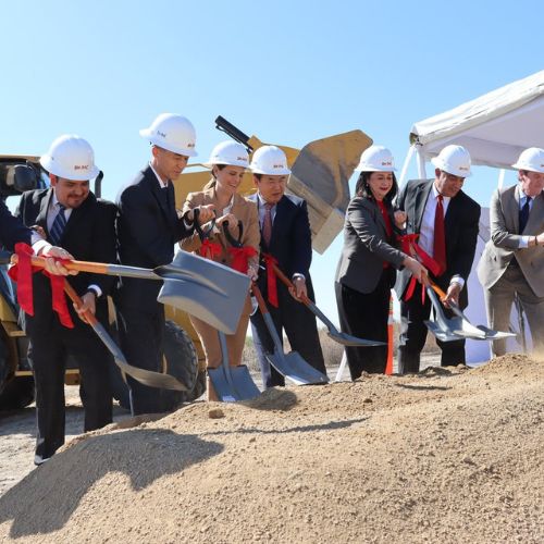 Colocación de la primera piedra de la planta de SH PAC en León, proyecto que generará 120 empleos y fortalecerá la manufactura avanzada en Guanajuato.