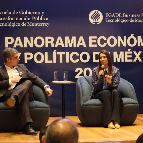 Expertos en la industria durante panel sobre el "Panorama Económico y Político de México 2026", en el Auditorio del EGADE Business School Monterrey.