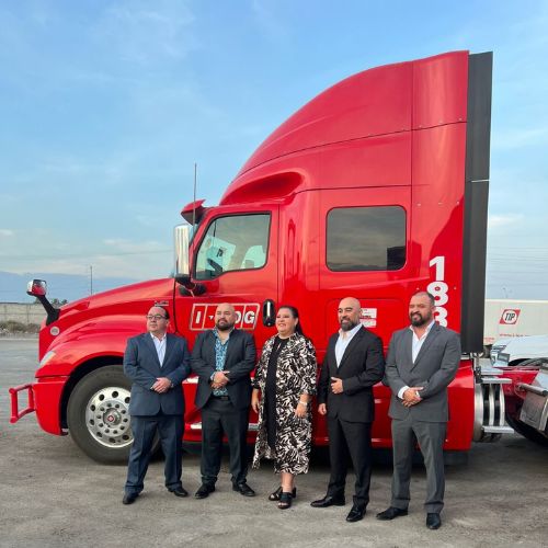 Los directivos cortaron el listón de las nuevas instalaciones.