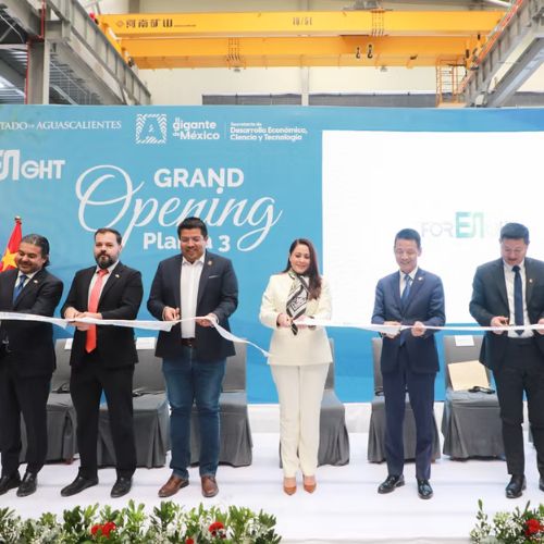 Directivos de la empresa y representantes gubernamentales durante el evento inaugural.