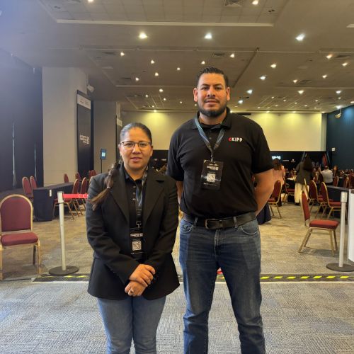 Sandy Jacobo, compradora de directos e indirectos y Alfredo Cazares, gerente de cadena de suministro de Kipp Automotive de México.