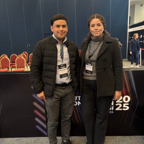 Julio Cervantes y Fátima Ramos, compradores de materias primas directas de Thyssenkrupp planta San Luis Potosí.