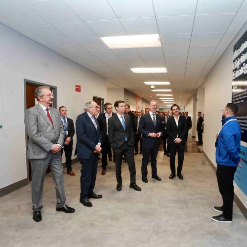 En el corte de listón estuvieron presentes directivos de la empresa, autoridades federales y estatales.