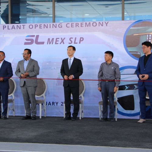 Autoridades y directivos de SL MEX SLP durante la ceremonia inaugural de la nueva planta automotriz.