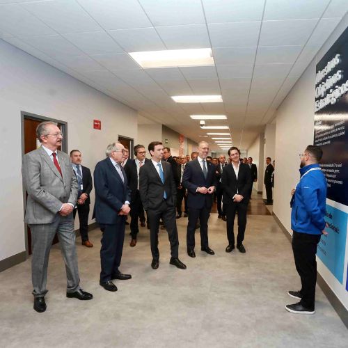 En el corte de listón estuvieron presentes directivos de la empresa, autoridades federales y estatales.