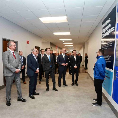 En el corte de listón estuvieron presentes directivos de la empresa, autoridades federales y estatales.