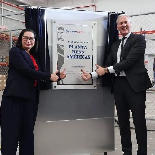 La develación de la placa marcó el inicio formal de operaciones de HENN Américas en Silao.